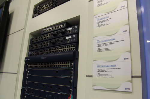 4號館中興展臺產品秀 2005年中國國際通信設備技術展中的科技浪潮